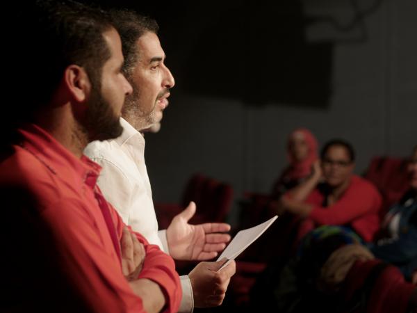Chokri en Walid Ben Chikha nemen het woord tijdens de voorstelling in Tunis
